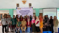 Mahasiswa UMM bersama narasumber dari Bank Rakyat Jombang saat memberikan materi literasi keuangan kepada pelaku UMKM di Balai Desa Kedungturi (4/8/2025)