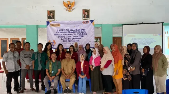 Mahasiswa UMM bersama narasumber dari Bank Rakyat Jombang saat memberikan materi literasi keuangan kepada pelaku UMKM di Balai Desa Kedungturi (4/8/2025)