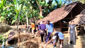Mahasiswa KKN UMBY Kelompok 69 Ajak Warga Mojolegi Cegah Penyakit Ternak Lewat Sanitasi Kandang