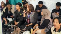 Inovasi Cerdas Mahasiswa KKN UST: Olah Sampah Plastik Jadi Paving Block dengan Konsep Tri-Nga Tamansiswa