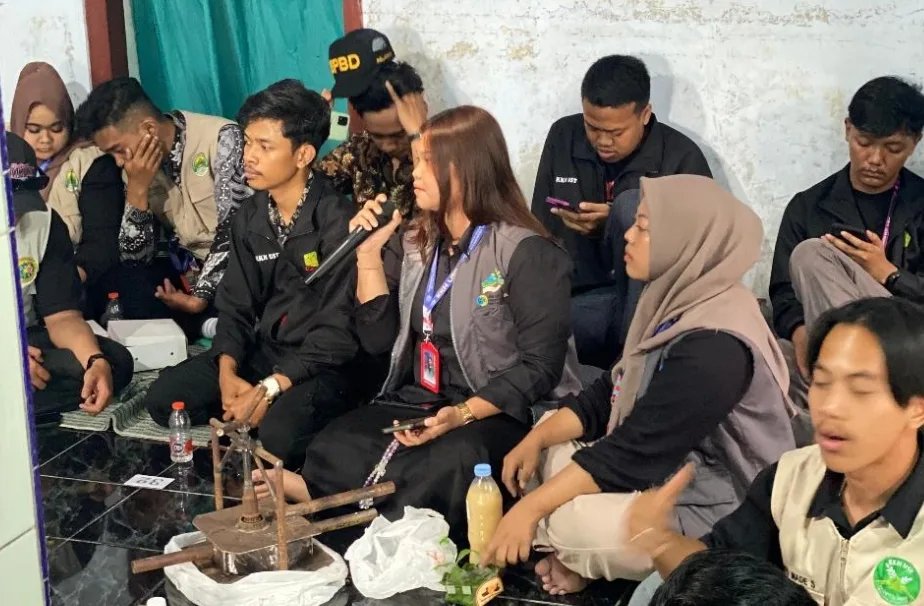 Inovasi Cerdas Mahasiswa KKN UST: Olah Sampah Plastik Jadi Paving Block dengan Konsep Tri-Nga Tamansiswa