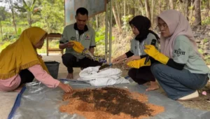 Tim Pengabdi KKN-PPM UMBY Dampingi Ibu PKK Padukuhan Salam Kelola Limbah Gergaji