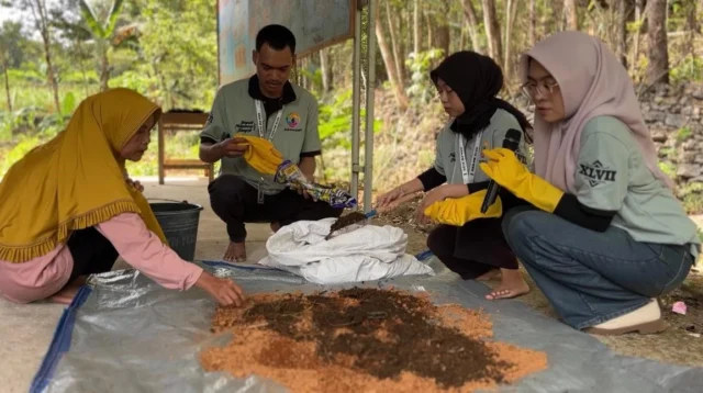 Tim Pengabdi KKN-PPM UMBY Dampingi Ibu PKK Padukuhan Salam Kelola Limbah Gergaji