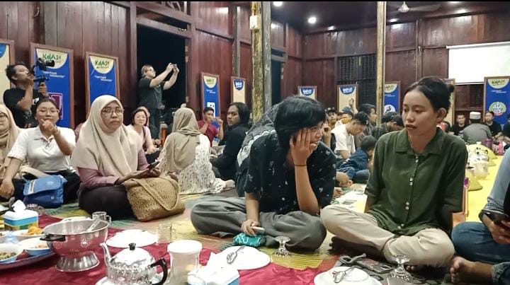 Suasana makan saprahan