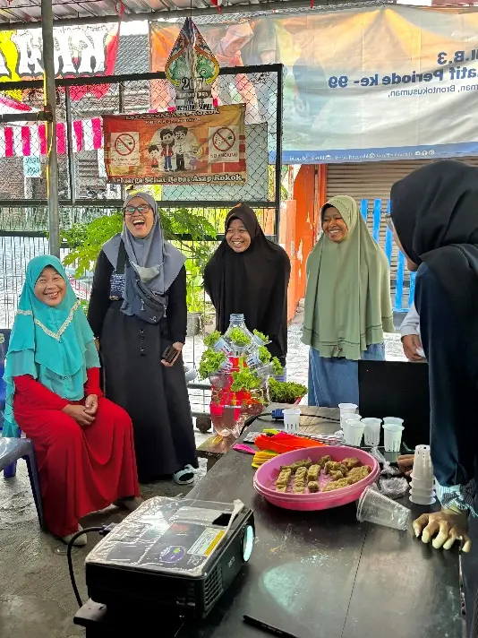 Penjelasan dan praktek menanam tanpa menggunakan tanah oleh kkn Universitas Ahmad Dahlan (UAD ) (foto kkn uad )
