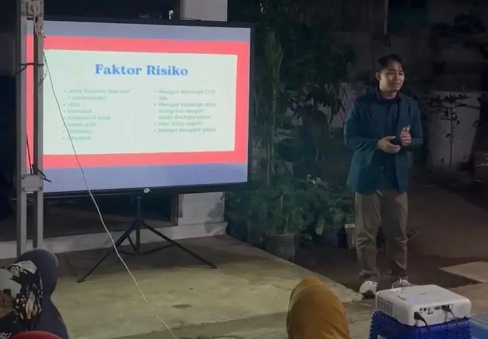 Students of the Faculty of Medicine Universitas Brawijaya Introduce Health Checklists and Push for UHC Access in Malang Regency