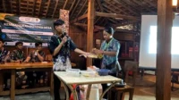 Mahasiswa KKN UNS Ajak Petani Membuat Pestisida Alami dari Bawang Putih untuk Pertanian Sehat dan Mandiri