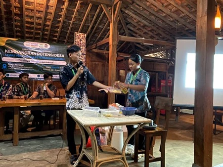 Mahasiswa KKN UNS Ajak Petani Membuat Pestisida Alami dari Bawang Putih untuk Pertanian Sehat dan Mandiri