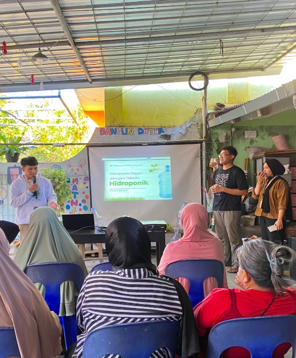 Penjelasan dan praktek menanam tanpa menggunakan tanah oleh kkn Universitas Ahmad Dahlan (UAD ) (foto kkn uad )