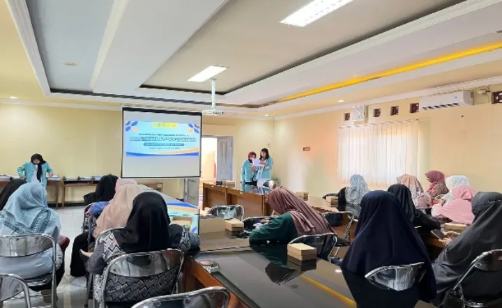 Teknologi untuk Semua: Mahasiswa KKN UNS Dorong Ibu-Ibu PKK Maos Lor Jadi Pelaku Bisnis Modern