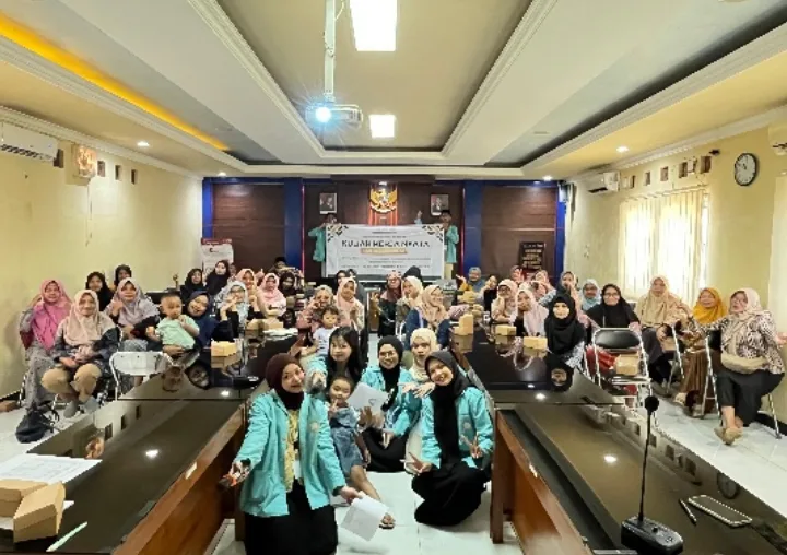 Teknologi untuk Semua: Mahasiswa KKN UNS Dorong Ibu-Ibu PKK Maos Lor Jadi Pelaku Bisnis Modern