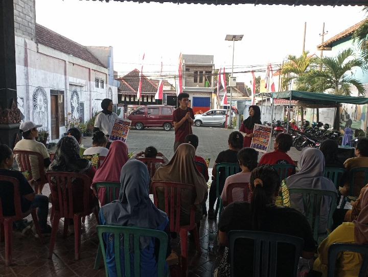 Senam Bareng Ibu-Ibu, Mahasiswa PKNM 9 Edukasi Warga Soal Kolesterol