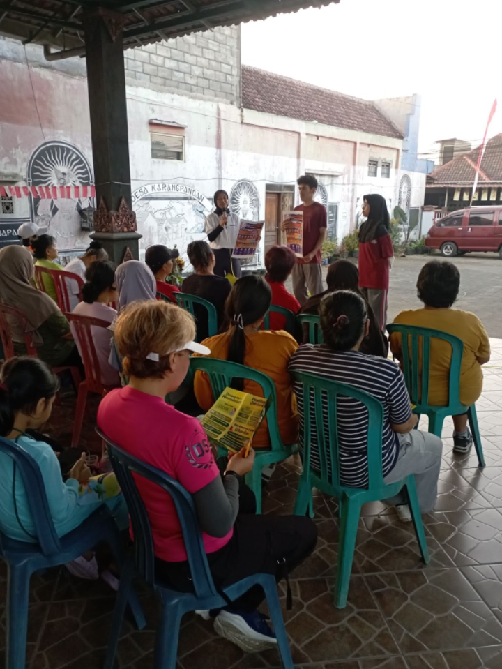 Senam Bareng Ibu-Ibu, Mahasiswa PKNM 9 Edukasi Warga Soal Kolesterol