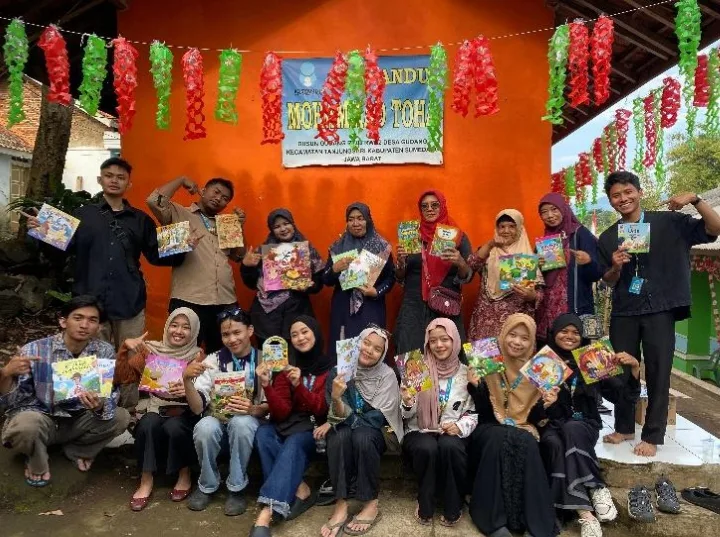 KKN 307 UIN Bandung Hadirkan Pojok Baca sebagai Ruang Edukasi dan Penanaman Pola Parenting Orang Tua terhadap Anak di Posyandu RW 02 Desa Gudang, Kecamatan Tanjungsari, Kabupaten Sumedang