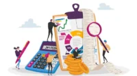 Menyelenggarakan Data Akuntansi, Keuangan, Perbankan. Karakter Akuntan Kecil di sekitar Papan Klip Besar Mengisi Grafik Pembukuan dan Grafik Menghitung Debit dan Kredit. Ilustrasi Vektor Orang Kartun
