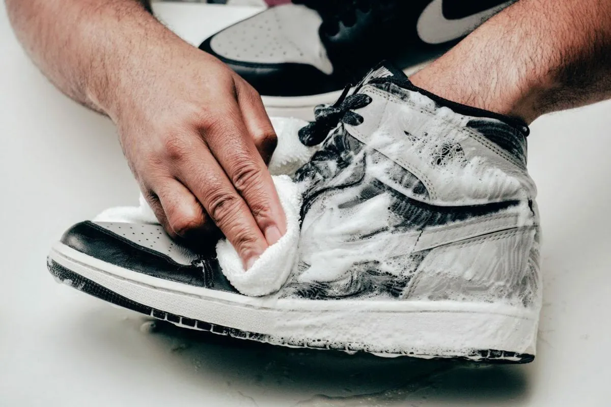 Cuci Sepatu dengan Air dan Sabun