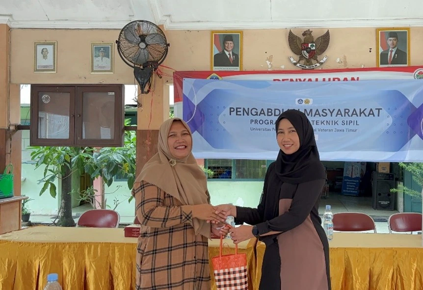 Nia Dwi Puspitasari, S.T., M.T. (kanan) dengan Ibu Carik Desa Kedamean yaitu Suryani (kiri)