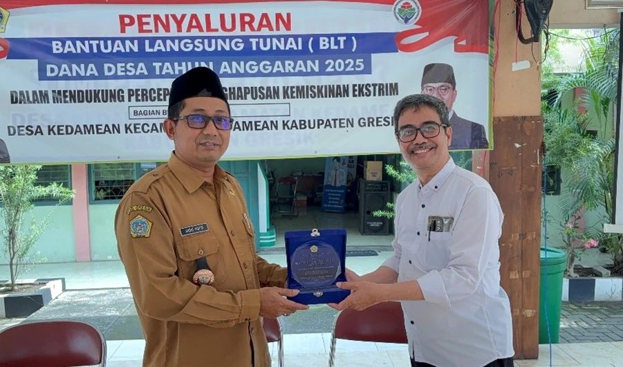 Dr. Ir. Hendrata Wibisana, M.T. (kanan) menyerahkan plakat tanda terima kasih kepada Kepala Desa Kedamean Bapak Abdul MUfid (kiri)