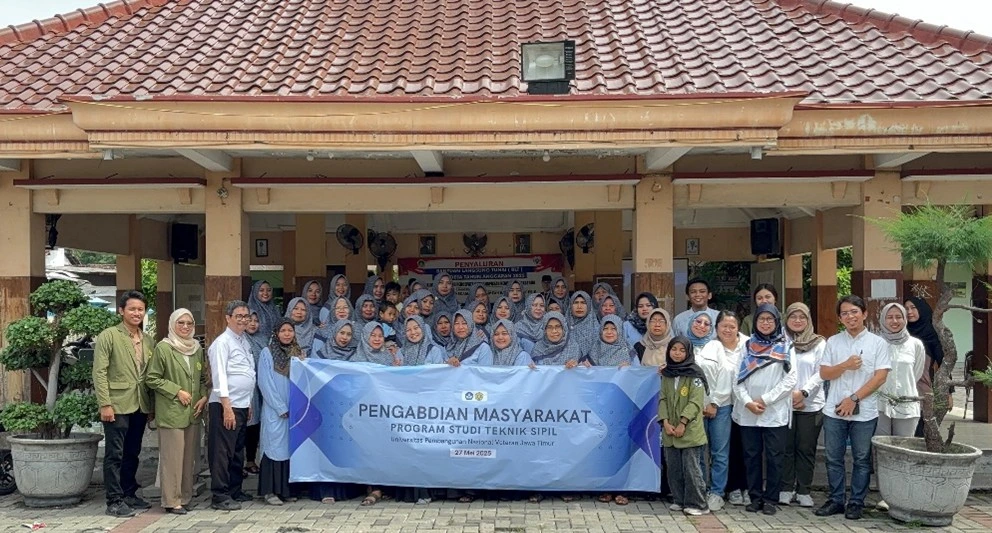 Tim penyuluh UPN Veteran Jawa Timur, para mahasiswa, dan Ibu-Ibu PKK Desa Kedamean peserta Sosialisasi
