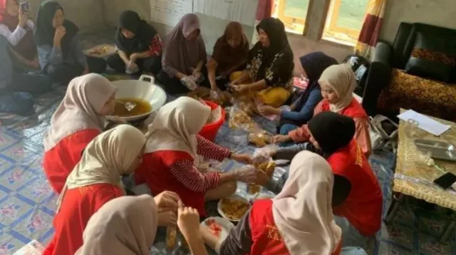 Program Kerja KKN TEMATIK 114 Universitas Hasanuddin: Sosialisasi Pola Penguatan Usaha Keripik pada Kelompok VSLA di Desa Argomulyo, Kec. Kalaena, Kab. Luwu Timur