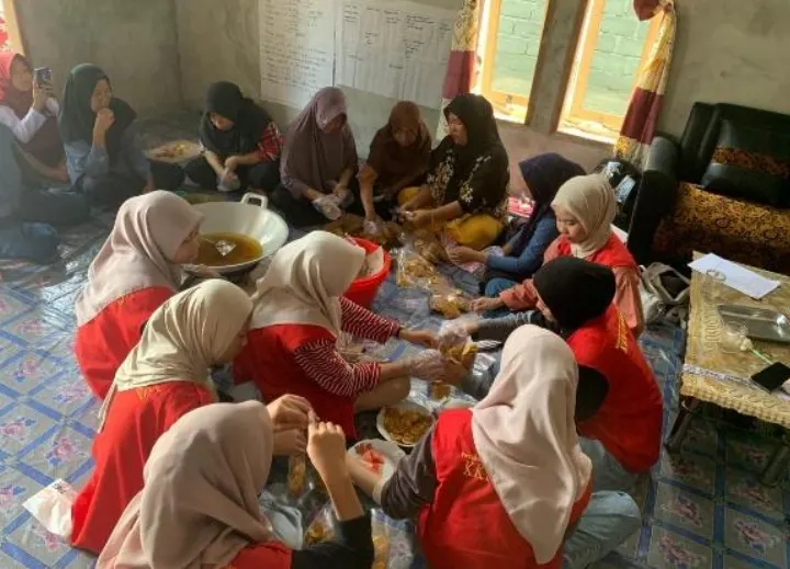 Program Kerja KKN TEMATIK 114 Universitas Hasanuddin: Sosialisasi Pola Penguatan Usaha Keripik pada Kelompok VSLA di Desa Argomulyo, Kec. Kalaena, Kab. Luwu Timur
