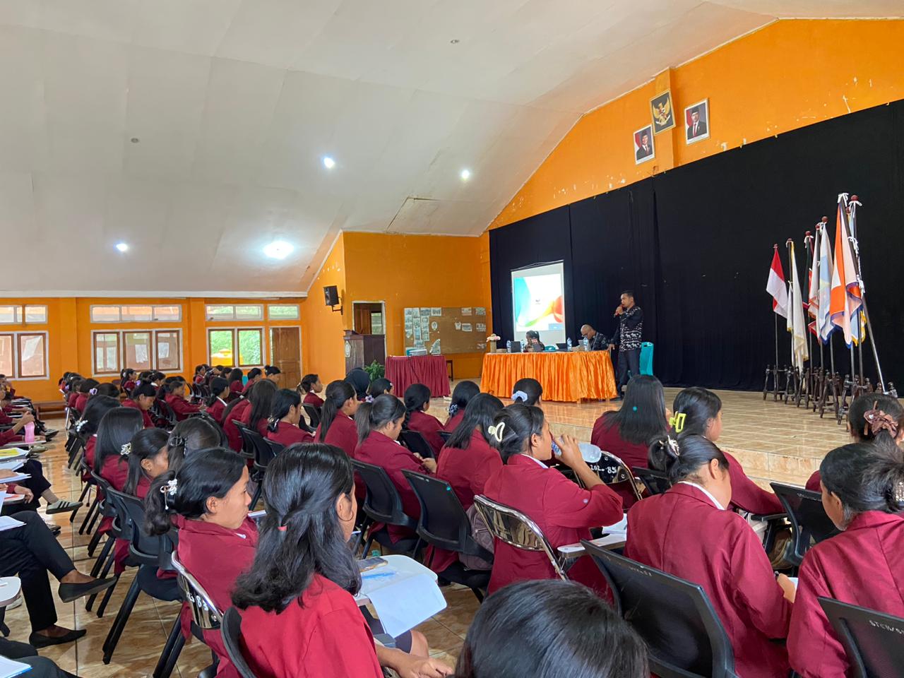 Mahasiswa PGSD STKIP Citra Bakti Ngada Kuliah Praktis Literasi dan Jurnalistik