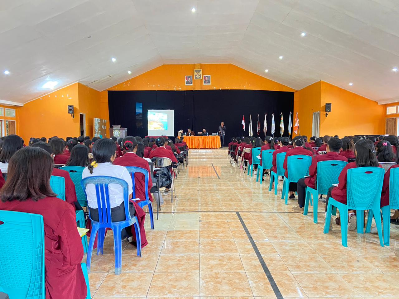 Mahasiswa PGSD STKIP Citra Bakti Ngada Kuliah Praktis Literasi dan Jurnalistik