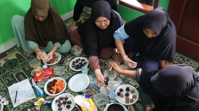 Praktik Pembuatan Mini Cake di Desa Citaringgul.