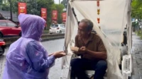 Kegiatan Jumat Berkah Mahasiswa Pendidikan Tata Boga UNY Dukung SDG 2 dan SDG 3 melalui Pembagian Makanan Bergizi jumat berkah berbagi
