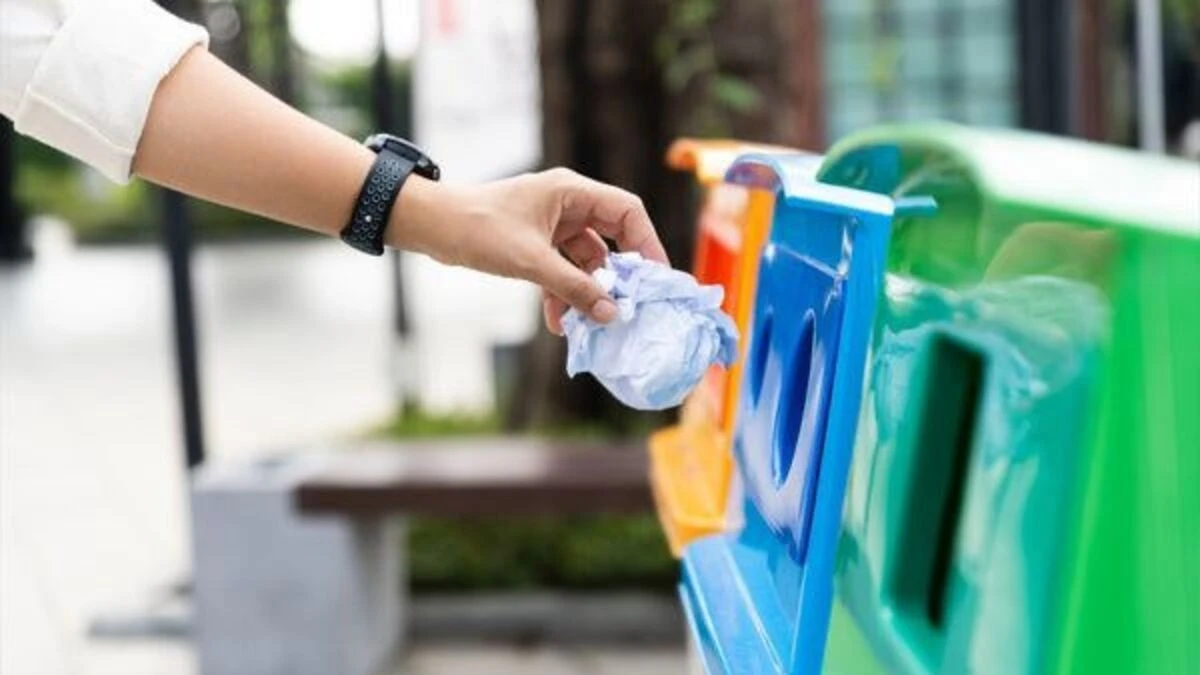 Menjaga Kebersihan Lingkungan dengan Membuang Sampah pada Tempatnya adalah salah satu bentuk Bagaimana Pelaksanaan Kewajibanmu sebagai Warga Masyarakat
