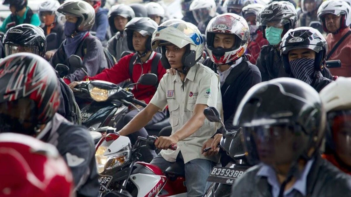 Salah Satu Bentuk Taat Terhadap Peraturan yang Berlaku, seperti Menggunakan Helm Saat Berkendara Merupakan bagian dari Bagaimana Pelaksanaan Kewajibanmu sebagai Warga Masyarakat