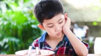 Foto: Ilustrasi seorang anak tampak kehilangan selera makan yang mencerminkan tantangan pemenuhan gizi seimbang di Indonesia.