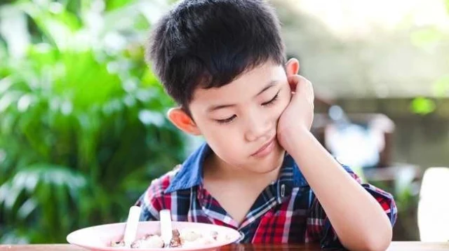 Foto: Ilustrasi seorang anak tampak kehilangan selera makan yang mencerminkan tantangan pemenuhan gizi seimbang di Indonesia.