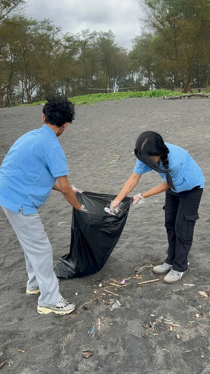mahasiswa Program Studi Pendidikan Teknik Sipil dan Perencanaan, Universitas Negeri Yogyakarta (UNY) melaksanakan kegiatan aksi bersih-bersih pantai di Pantai Goa Cemara Aksi Bersih Pantai