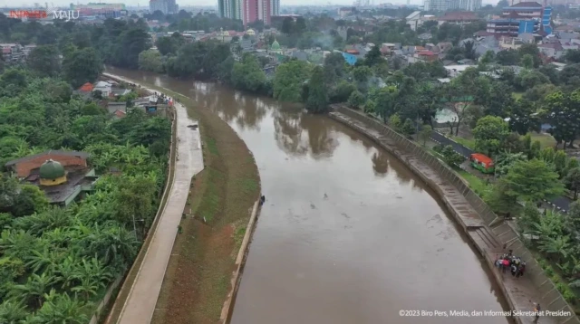 bantaran sungai di Jakarta