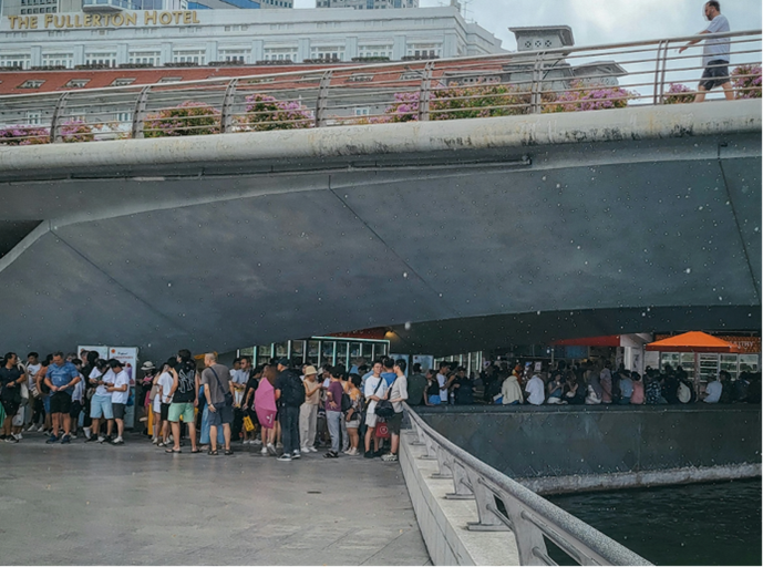 Fenomena antrian yang rapi tanpa konflik di Singapura