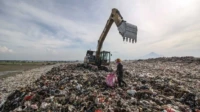 Peran Pemerintah dalam Pengelolaan Sampah Peran Pemerintah dalam Pengelolaan Sampah