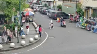Keramaian wisatawan di sepanjang jalan Malioboro, Yogyakarta Keramaian wisatawan di sepanjang jalan Malioboro, Yogyakarta