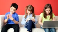 Generasi Digital Indonesia Seimbangkan Teknologi & Kemanusiaan 2026 Generasi digital Indonesia menghadapi tantangan paling kompleks dalam sejarah perkembangan bangsa: bagaimana memanfaatkan ledakan teknologi dan kecerdasan buatan untuk kemajuan tanpa kehilangan fondasi kemanusiaan yang semakin rapuh. Di era ketika Indonesia siap menerapkan regulasi AI yang komprehensif dan startup lokal berinovasi tanpa henti, realitas di lapangan menunjukkan paradoks yang lebih dalam. Generasi muda Indonesia tidak hanya berjuang melawan ketergantungan digital yang menggerogoti kesejahteraan mental mereka, tetapi juga menghadapi kesenjangan akses yang semakin lebar antara kota dan desa. Pertanyaan urgent muncul: dapatkah kita membangun ekosistem digital yang memberdayakan, bukan menghancurkan, generasi penerus bangsa? Teknologi sebagai Pedang Bermata Dua Transformasi digital bukan lagi sesuatu yang akan datang—transformasi itu sudah hadir. Gawai pintar telah menjadi perpanjangan biologis sebagian besar anak muda. Mereka tidak lagi menunggu matahari terbit untuk membuka pesan; sebagian dari mereka langsung mengambil telepon genggam sebelum mata sepenuhnya terbuka dari tidur. Fenomena ini bukan hanya tren sesaat, melainkan perubahan fundamental dalam cara generasi muda Indonesia berinteraksi dengan dunia. Sementara teknologi membuka pintu akses pendidikan yang belum pernah ada sebelumnya—terutama untuk anak-anak di daerah terpencil yang dapat mengakses pembelajaran berkualitas tanpa meninggalkan kampung halamannya—teknologi yang sama juga membuka gerbang baru untuk kecemasan, isolasi sosial, dan ketergantungan psikologis. Paradoks ini tidak dapat diabaikan. Kesenjangan Akses: Masalah Lama dalam Teknologi Baru Ketika pembicaraan bergeser ke potensi AI menciptakan 90 juta lapangan kerja baru sambil menggantikan 85 juta pekerjaan, pertanyaan yang jauh lebih penting adalah: siapa yang akan memanfaatkan peluang tersebut? Realitas di lapangan menunjukkan gambaran yang kurang berjanji. Di kota-kota besar, generasi muda dapat mengakses kursus online terbaru, platform pembelajaran interaktif, dan mentoring dari para ahli di berbagai bidang. Tetapi di kepulauan yang jauh, di pedesaan yang terisolasi, dan di wilayah yang ekonominya tertinggal, akses internet masih merupakan barang mewah. Beberapa sekolah di daerah perkotaan sekalipun masih mengandalkan infrastruktur yang ketinggalan zaman. Pemerintah memang telah melelang frekuensi untuk internet yang lebih murah dan menyebarnya ke seluruh pelosok. Langkah ini tepat. Namun, tanpa disertai dengan pelatihan guru yang relevan, kurikulum yang adaptif, dan pengawasan terhadap konten yang dapat melindungi anak-anak, perluasan akses digital hanya akan mengulang masalah lama dalam pakaian baru. Kesehatan Mental: Biaya Tersembunyi dari Konektivitas Berbicara dengan pimpinan di Kementerian Pendidikan mengungkapkan sesuatu yang jarang menjadi headline besar: kekerasan di kalangan pelajar semakin sering dipicu atau diperburuk oleh konten digital yang mereka konsumsi. Seorang anak yang pagi-pagi kali sudah berhadapan dengan ribuan narasi negatif, perundungan di media sosial, dan konten yang dirancang untuk membangkitkan ketakutan atau kemarahan, masuk ke sekolah dengan pikiran yang sudah terguncang. Tahun 2025 menunjukkan kepada kita akumulasi tekanan psikologis yang melanda masyarakat Indonesia, dari krisis kepercayaan terhadap institusi hingga kecemasan ekonomi yang nyata. Generasi digital, yang paling vokal dalam menyampaikan keresahan mereka, juga paling rentan terhadap gelombang emosi kolektif ini. Tekanan biaya hidup, ketidakpastian karir di tengah disrupsi teknologi, dan jurang kesenjangan yang terus melebar—semuanya amplified melalui algoritma media sosial yang didesain untuk membuat orang tetap online lebih lama. Guru sebagai Benteng Pertahanan Terakhir Di tengah lautan perubahan ini, guru—pengajar yang sesungguhnya, bukan hanya penyaji konten—menjadi benteng pertahanan terakhir. Mereka adalah orang-orang yang dapat melihat di mana teknologi membebaskan dan di mana teknologi membatasi. Namun, guru-guru ini juga sedang berjuang. Mereka dituntut untuk menguasai alat-alat teknologi terbaru, mengintegrasikan pembelajaran digital ke dalam kurikulum, sambil tetap membangun koneksi emosional dengan siswa yang semakin tersegmentasi oleh layar mereka masing-masing. Banyak di antara mereka yang tidak menerima pelatihan berkelanjutan atau dukungan yang cukup. Solusi bukan terletak pada meninggalkan teknologi, melainkan pada reorientasi hubungan kita dengannya. Pendekatan yang seimbang memang diperlukan—penggunaan teknologi yang bertujuan dan bijak, dikombinasikan dengan interaksi sosial langsung, kegiatan di alam terbuka, dan pengembangan keterampilan sosial yang nyata. Memasuki 2026, Indonesia memiliki kesempatan untuk mengubah narasi. Bukan untuk menolak teknologi, melainkan untuk memastikan bahwa teknologi itu melayani kemanusiaan, bukan sebaliknya. Ini memerlukan kemauan politik untuk berinvestasi dalam pelatihan guru, kesadaran publik tentang dampak digital pada kesehatan mental, dan peraturan yang tidak hanya melindungi data, tetapi juga melindungi pikiran dan jiwa generasi muda. Regulasi AI yang akan diterapkan harus mengutamakan keamanan dan kesejahteraan psikologis pengguna, khususnya anak-anak. Kurikulum pendidikan harus diperbarui agar tidak hanya mengajarkan cara menggunakan teknologi, tetapi juga mengajarkan cara berpikir kritis tentang teknologi itu sendiri. Generasi muda Indonesia tidak membutuhkan dunia tanpa teknologi. Mereka membutuhkan dunia di mana teknologi adalah alat untuk pemberdayaan, bukan instrumen untuk pengendalian atau pemisahan. Kesempatan untuk membangun itu terbuka, tetapi hanya jika kita bertindak sekarang.