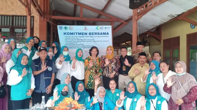 Dari Edukasi ke Aksi Mahasiswa UIN Jakarta Dampingi RW 04 Bambu Apus Deklarasikan RW Bebas TBC melalui Program GERTAS TBC