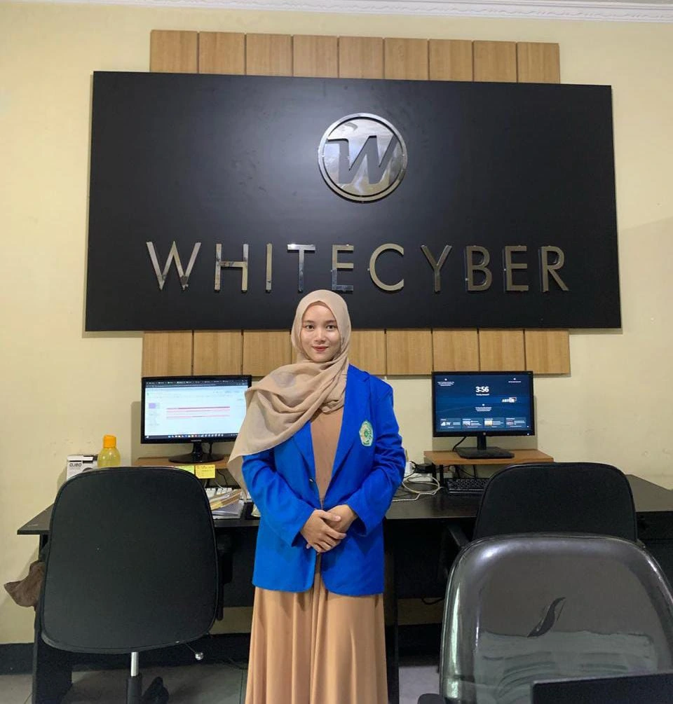 Rias Septiyaningrum di kantor whitecyber