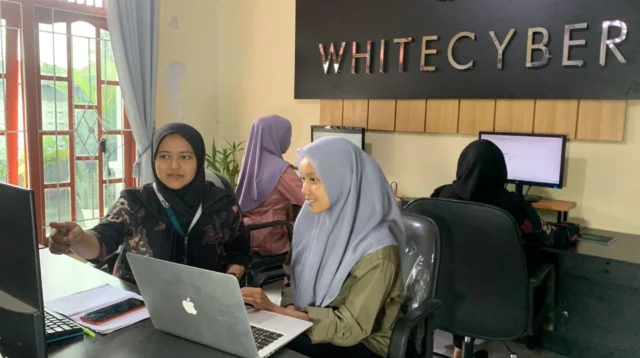 Rosa Dewi Kinanti sedang membimbing Rias Septiyaningrum di Kantor Whitecyber