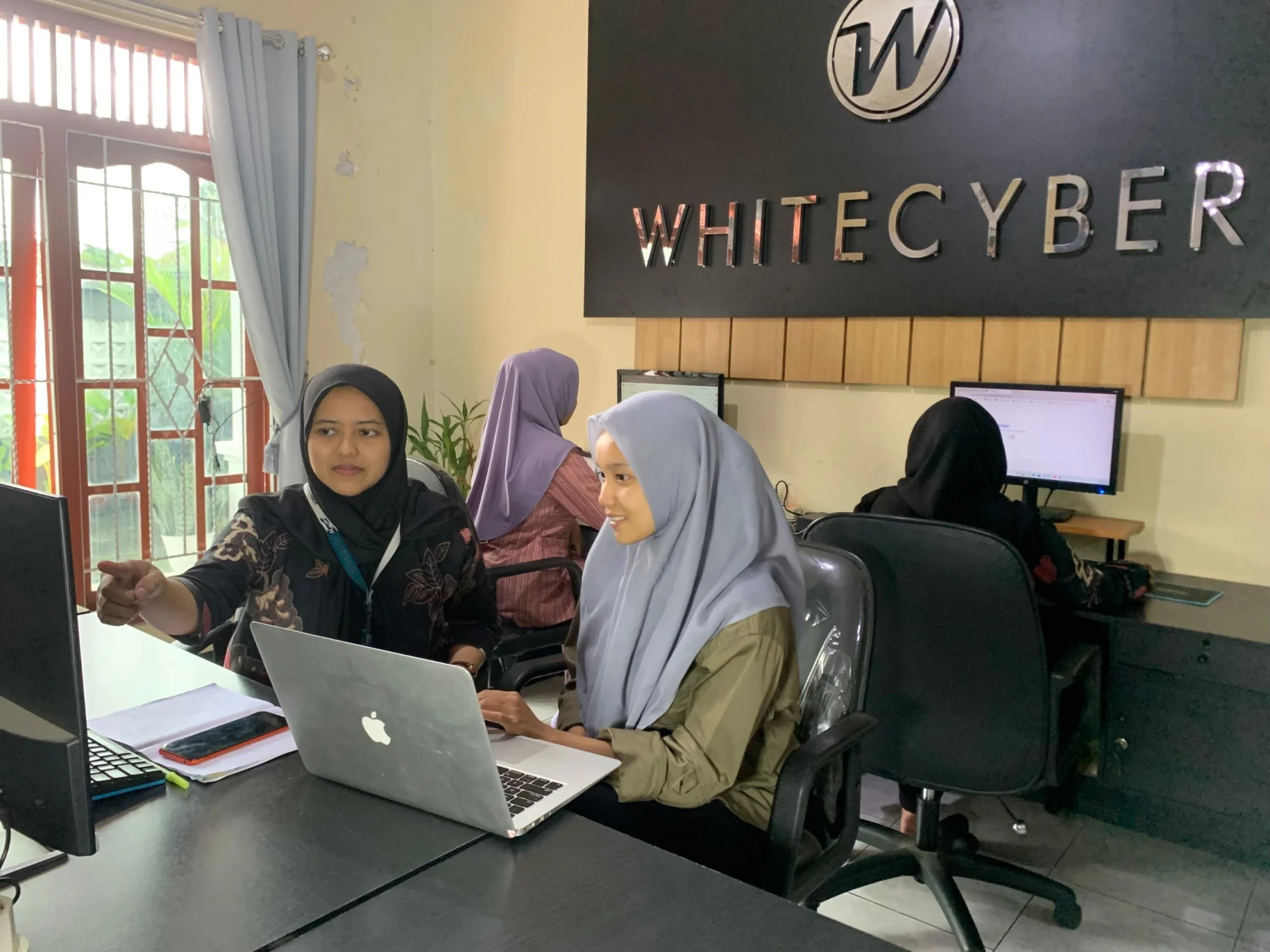 Rosa Dewi Kinanti sedang membimbing Rias Septiyaningrum di Kantor Whitecyber