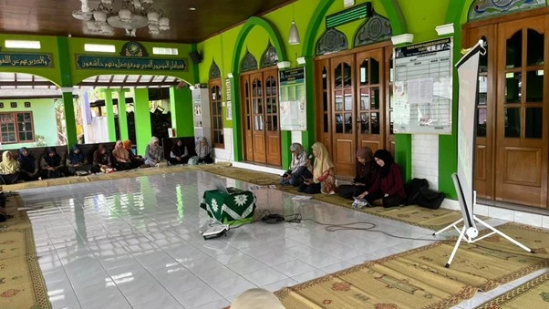 Pemaparan materi edukasi pojok kesehatan