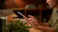 Budaya Scroll Tanpa Henti: Hiburan atau Kecanduan? scrolling media sosial