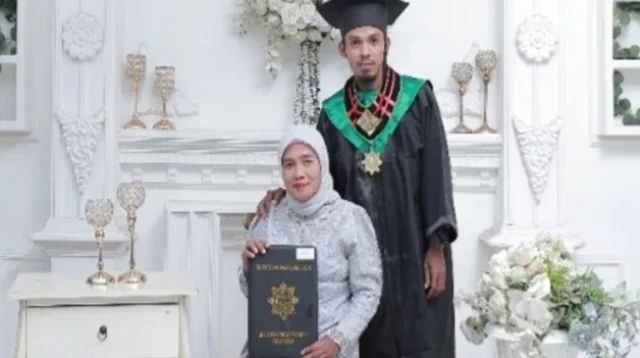 baju wisuda