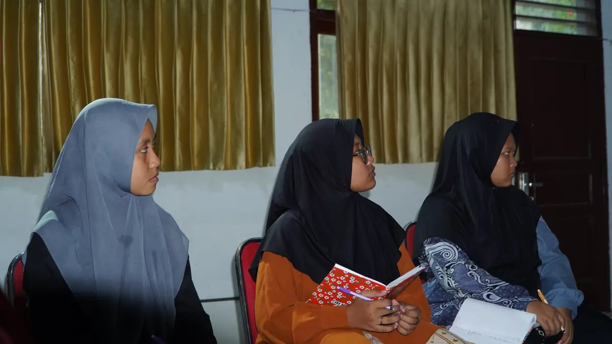 Psikoedukasi Mahasiswa S2 BK UUbah Cara Pikir, Ubah Masa Depan: Aksi Psikoedukasi Mahasiswa S2 BK UNNES Bangkitkan Energi Positif Santri Al-FathimiyahNNES