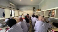 Mahasiswa Pendidikan IPA Melaksanakan Praktikum Hidroponik Sederhana Berbasis Pemanfaatan Barang Bekas membuat hidroponik sederhana
