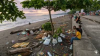 Sampah Plastik dan Krisis Lingkungan: Tantangan Besar bagi Pantai Nabire Krisis Lingkungan Pesisir