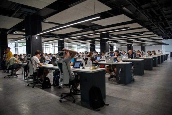 Ilustrasi pekerja kantor dalam perusahaan (unsplash.com/Alex Kotliarskyi)
